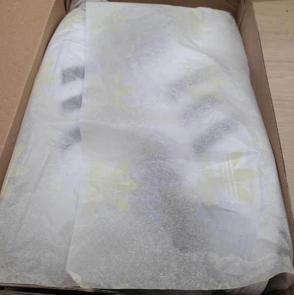 Adidas Black Stripe Superstars - Picture 3 of 4